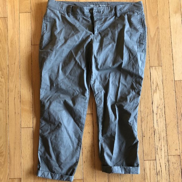 Like New Women's GAP Cropped Khakis Pants - Picture 2 of 6